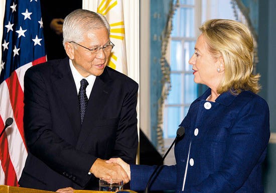 Mỹ ủng hộ Philippinese trong vấn đề biển Đông. Ngày 16/11, Ngoại trưởng Mỹ Hillary Clinton đã đến thăm và cam kết hậu thuẫn quân sự cho Philippinese